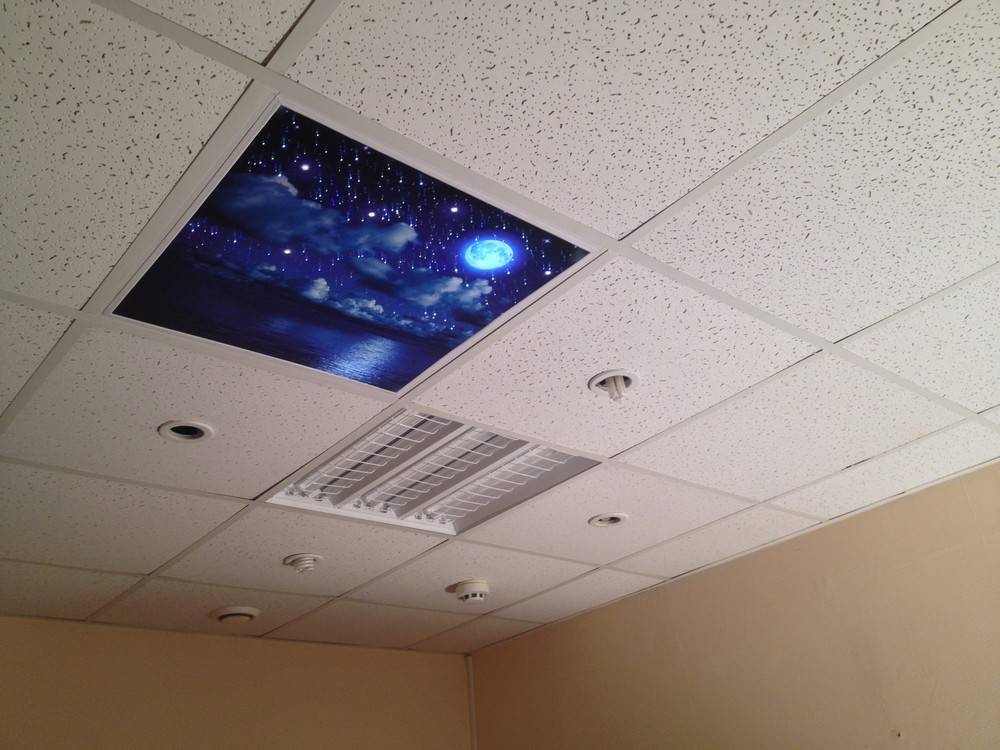 Квадратный натяжной потолок в подвесной системе Армстронга. Эффект звездного неба фото.